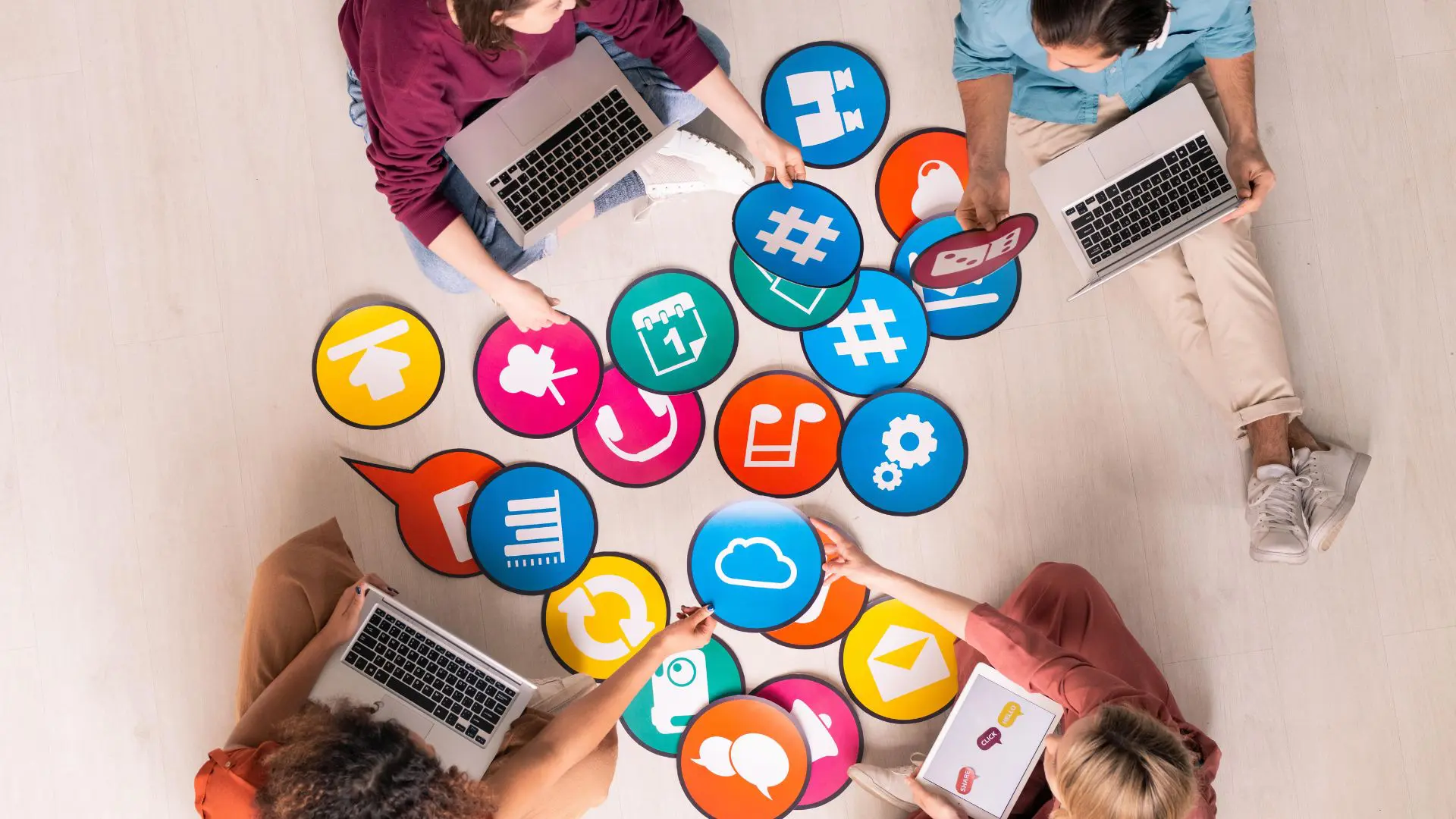 Media Sosial untuk Optimalkan Branding › Creativeans Media Sosial untuk Optimalkan Branding